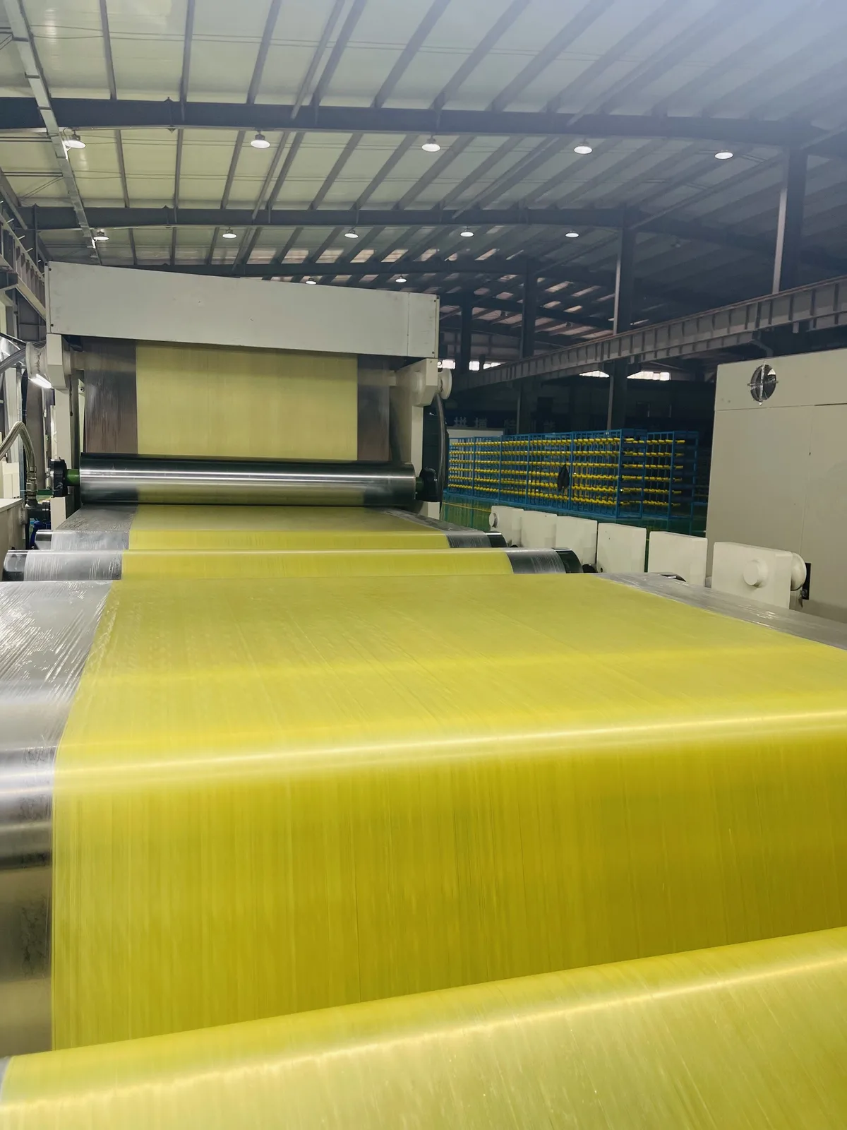 Para-aramid UD forming line applying resin to the fiber sheet
